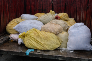 Saci cu produse alimentare confiscate în urma unor controale desfășurate în târgurile din Constanța