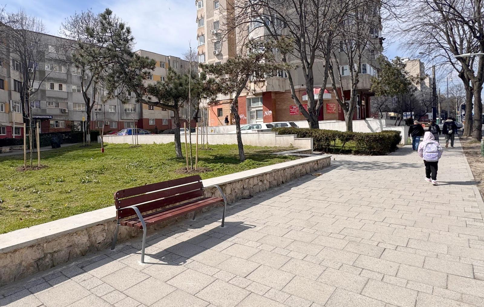 Bancă nouă montată pe bulevardul Alexandru Lăpușneanu din Constanța