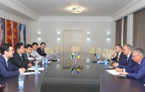 oficiali în timpul întâlnirii de la Primăria Constanța privind cooperarea economică cu Uzbekistan