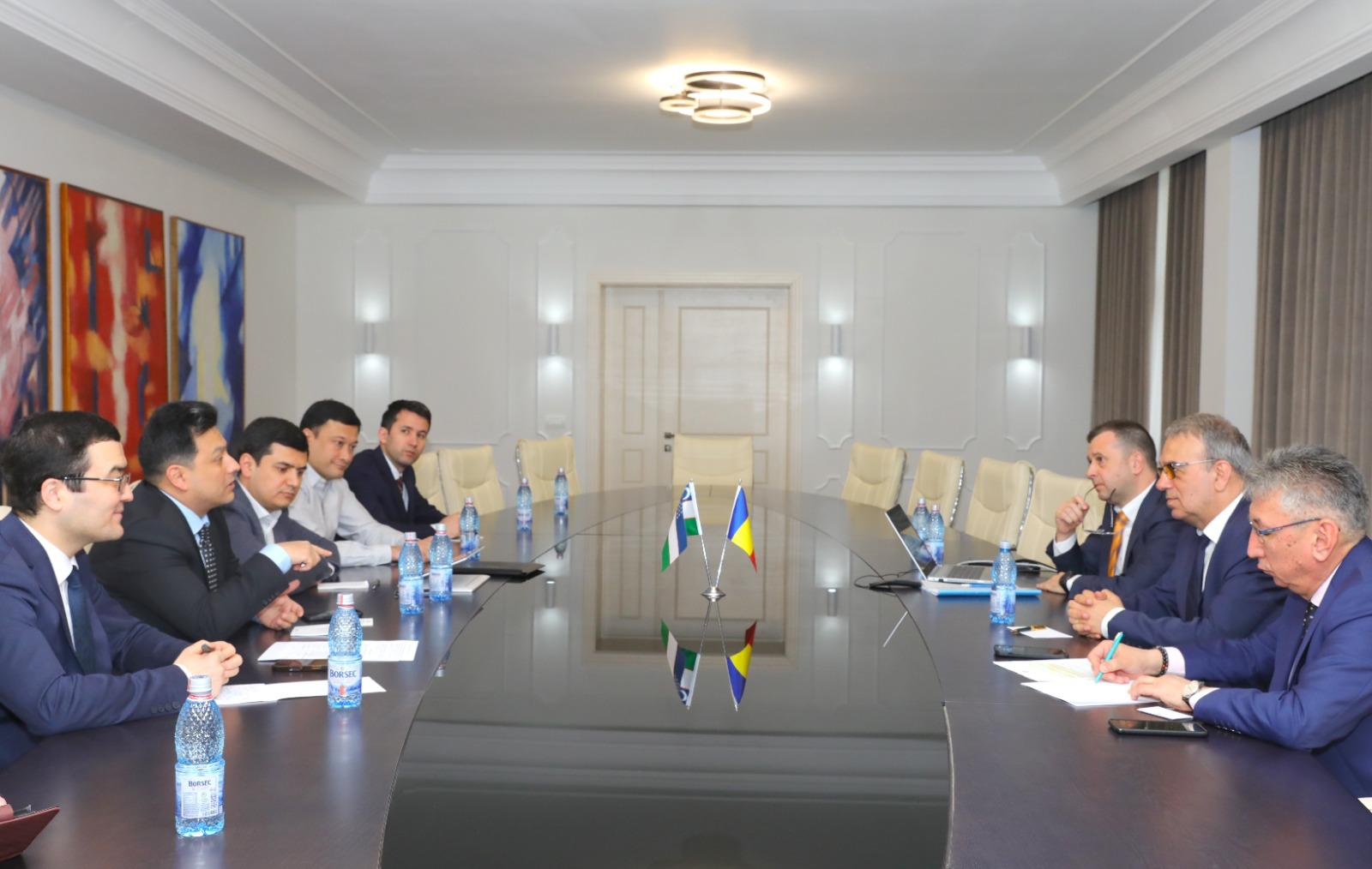 oficiali în timpul întâlnirii de la Primăria Constanța privind cooperarea economică cu Uzbekistan