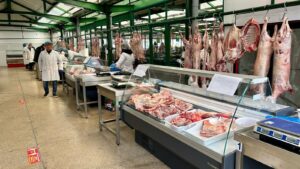 Carne de miel expusă la vânzare într-o hală agroalimentară din Constanța