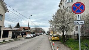 indicator rutier și trafic pe una dintre străzile din cartierul Km 5 unde au fost introduse noi reguli de circulație