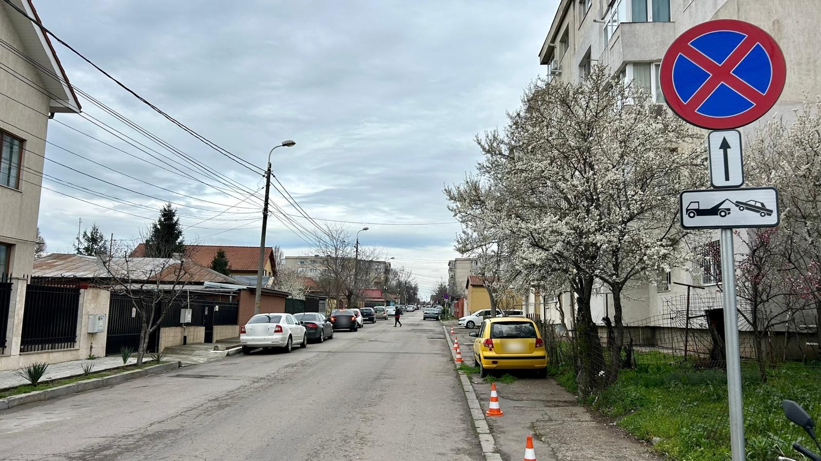 indicator rutier și trafic pe una dintre străzile din cartierul Km 5 unde au fost introduse noi reguli de circulație