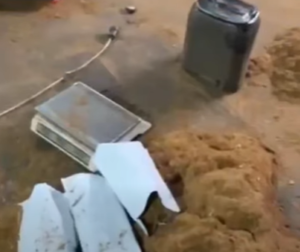 Materiale și echipamente găsite de anchetatori într-o hală din Urziceni, unde funcționa o fabrică ilegală de tutun
