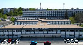 imagine ilustrativă cu laborator medical și echipamente pentru analize