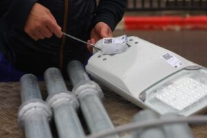 lucrări de montare a unui corp de iluminat public în Constanța