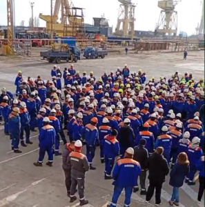 Angajați adunați în curtea Șantierului Naval Damen Mangalia, la un protest spontan legat de salariile restante