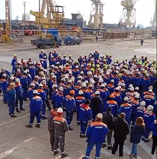 Angajați adunați în curtea Șantierului Naval Damen Mangalia, la un protest spontan legat de salariile restante