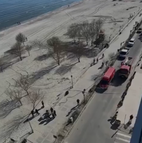 Intervenție a autorităților după descoperirea unui rezervor de gaz îngropat ilegal pe plaja din Năvodari