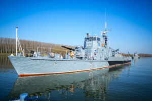 Nave și elicopter militar în timpul exercițiului SEA SHIELD 2026