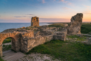 Ruine ale unei cetăți dobrogene, imagine folosită pentru agenda culturală din județul Constanța