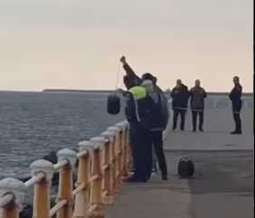Militari și echipe de intervenție pe Faleza Cazinoului din Constanța, în timpul verificărilor după alerta de obiect suspect în mare