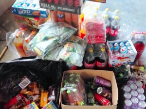 Produse alimentare, băuturi și alte bunuri ridicate în urma unei acțiuni împotriva comerțului ilicit în Constanța.