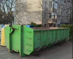 container verde pentru deșeuri voluminoase amplasat într-un cartier din Constanța