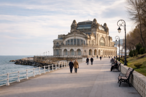 Faleza Cazinoului din Constanța, în extrasezon, cu câțiva oameni la plimbare pe promenadă