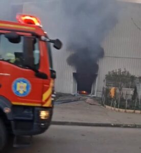 autospecială de pompieri în fața blocului cuprins de fum în campusul Henri Coandă din Constanța