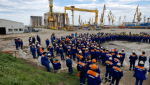 muncitori în șantierul naval din Mangalia, în contextul intrării companiei în faliment