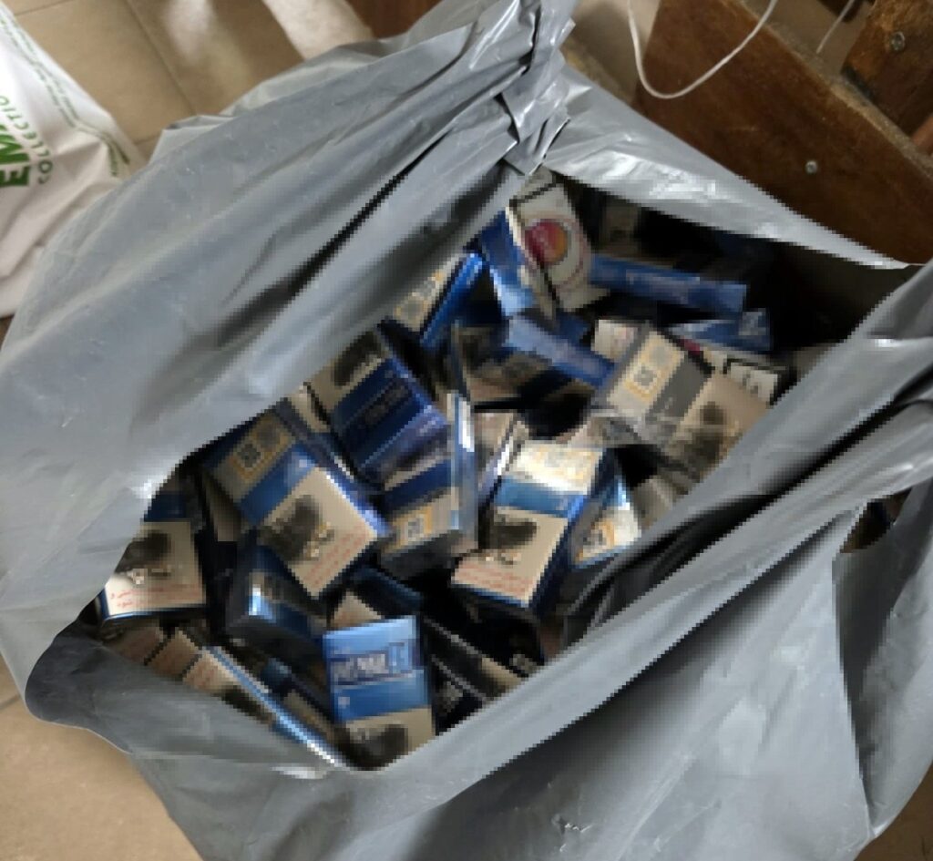 sac cu pachete de țigări descoperite de polițiștii de frontieră în zona Vama Veche