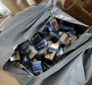 sac cu pachete de țigări descoperite de polițiștii de frontieră în zona Vama Veche