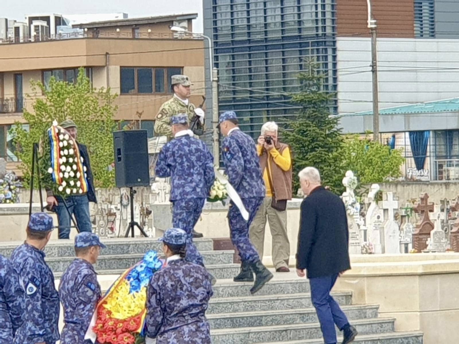 Ceremonie de depunere de coroane la Monumentul Eroilor din Cimitirul Central din Constanța