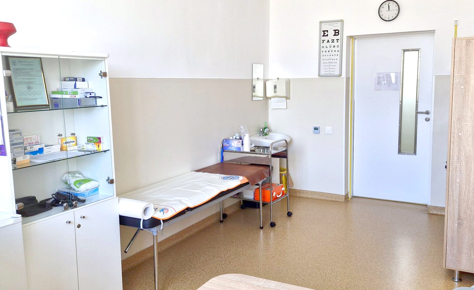Cabinet medical școlar din Constanța, cu pat de consultații și echipamente medicale