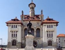 Clădirea Muzeului de Istorie Națională și Arheologie Constanța, cu statuia lui Ovidiu în față.