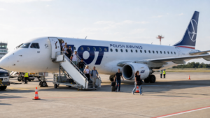 Pasageri coborând dintr-un avion pe aeroport