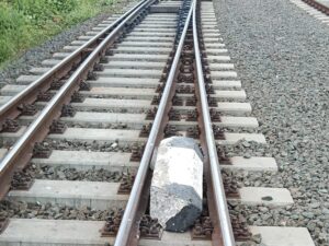 Element de beton așezat pe calea ferată în Stația CF Constanța