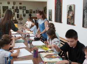 Copii participă la un atelier de creație la Muzeul de Artă Constanța