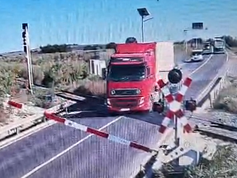 Șofer de TIR forțează bariera la trecerea cu calea ferată din Dorobanțu, pe DN22C