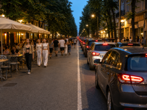 Bulevardul Tomis din Constanța, împărțit între zonă pietonală cu terase și trafic rutier