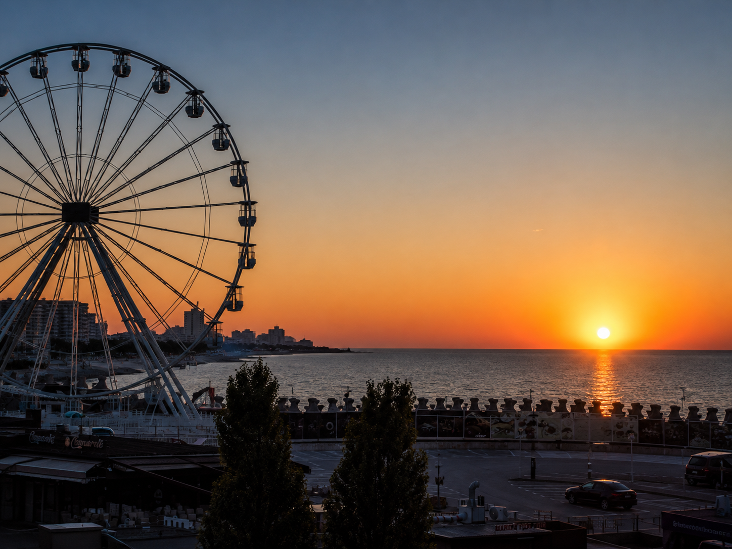 Roată panoramică și apus pe litoralul din Constanța