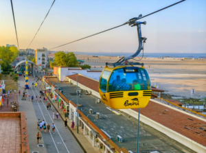 Telegondola și promenada din Mamaia în sezonul estival