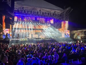Scenă și public la un eveniment organizat în Mamaia