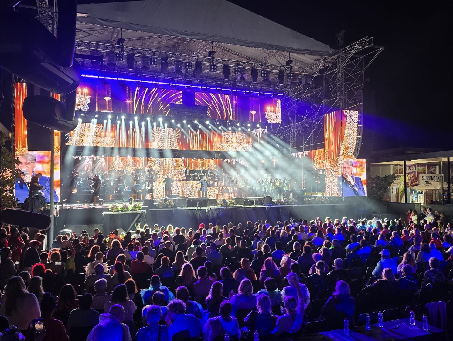 Scenă și public la un eveniment organizat în Mamaia
