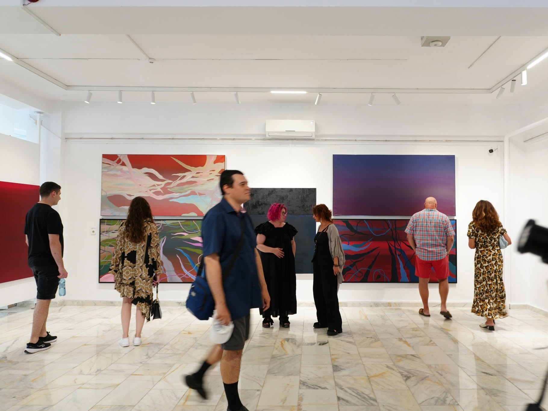 Vizitatori la expoziția de pictură a artistului Mando, la Muzeul de Artă Constanța