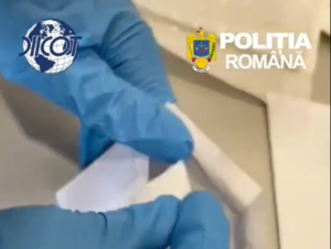 Plic verificat într-o anchetă privind expedierea unor doze de cocaină