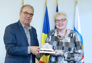 Primarul Vergil Chițac și ambasadoarea Finlandei, Leena Liukkonen, la întâlnirea oficială din Constanța